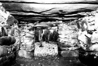 der rechteckige Erdkeller mit der
Innenansicht mit grossen Steinplatten als Dach. auf die
Wintersonnenwende ausgerichtet der
rechteckige Erdkeller mit der Innenansicht mit grossen
Steinplatten als Dach. auf die Wintersonnenwende
ausgerichtet