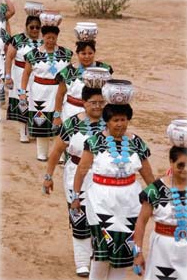 Zuni-Frauen mit Kleidern mit brillanten
                        Farben