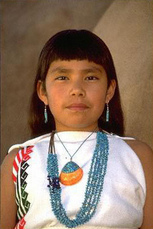 Pueblo-Mdchen 9 Jahre alt in
                        traditioneller Tracht, Cochiti bei Albuquerque,
                        New Mexico