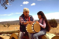 Pueblo-Mädchen, 9 Jahre alt, lernt
                        trommeln, Cochiti bei Albuquerque, New Mexico