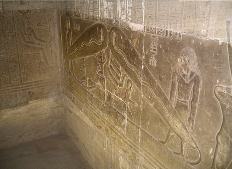 Relief mit 2 Gl�hbirnen in einer Ecke im Tempel von
                Dendera