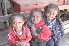 Children
                              on the market Medeber in Asmara 2003