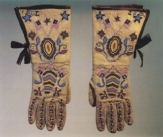 Lederhandschuhe mit Perlenstickerei der
                          Sant�e-Dakota-Prim�rnation