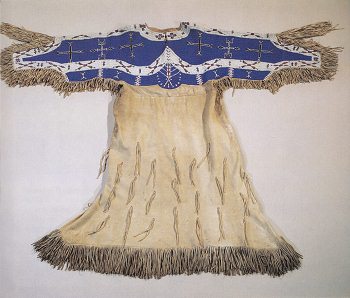 Frauenkleid mit Perlenstickerei in Blau
                          und Weiss, Prim�rnation der Rosebud-Sioux