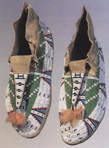 Mokassins der Cheyenne-Prim�rnation mit
                          Perlenstickerei