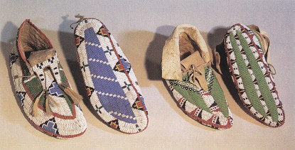 Totenmokassins mit Perlenstickerei auch
                          an den Sohlen, Sioux-Prim�rnation
