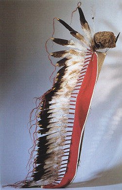 H�rnerhaube mit Federschleppe der
                          Oglala-Prim�rnation