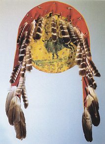 Zeremonialschild mit Federn der
                          Blackfoot-Prim�rnation