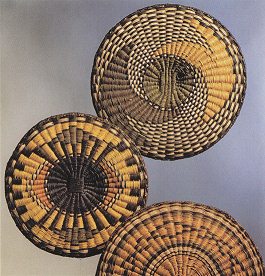 Korbschalen der Hopi-Prim�rnation in
                          Wickertechnik, R�ckansicht