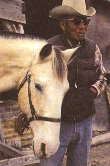 Ute-Medizinmann Charlie
                  Knight mit Brille und Pferd