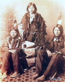 Indianerinternat: Sioux-Schüler beim
Schuleintritt in Indianerkleidern und mit
indianischem Haarschnitt mit Feder Indianerinternat: Sioux-Schüler beim
Schuleintritt in Indianerkleidern und mit
indianischem Haarschnitt mit Feder