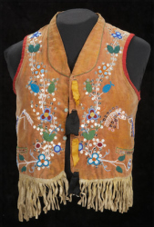 Bemalte Weste der Metis, Anf. 20. Jh.
                            aus Elchleder, Samt, Baumwolle, Glasperlen
                            und Plastikkn�pfen.
