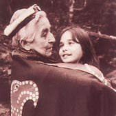 Prim�rnation der Heiltsuk
                          ("Indianer"), Grossmutter mit
                          Enkelin