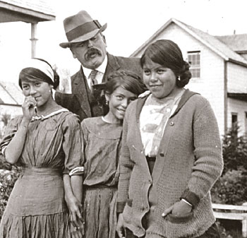 "Christlich" dressierte
                          Heiltsuk-M�dchen in Bella Bella / Waglisla
                          1913
