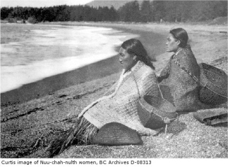 Nuu-chah-nulth-Frauen mit K�rben und in
                            Holzfaserkleidern am Strand, 1880-er Jahre
                            ca.