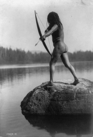 Nuu-chah-nulth-J�ger am Ufer
                                      mit Pfeil und Bogen zielend, ca.
                                      1910