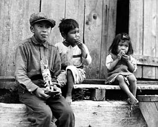 Nuu-chah-nulth-Kinder der 1930-er
                            Jahre, degeneriert, "christlich"
                            dressiert und "eingekleidet". F�r
                            die damaligen Rassisten-"Christen"
                            galten Menschen ohne Kleider nicht als
                            Menschen...
