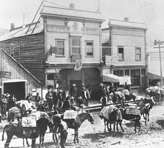 Goldsucher des
                          Yukon-Goldrauschs in Dawson City in den
                          1890-er Jahren
