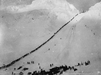 Goldsucher im Yukon-Goldrausch auf dem
                            Chilkoot-Trail