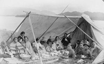 Teerunde einer Gruppe der
                                      Tsimshian-Prim�rnation in British
                                      Columbia, um 1890