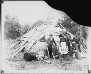 Prim�rnation der Ojibwa, Wigwam-Haus
                            mit Birkenrindendach 1880