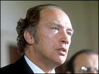 Pierre Trudeau, Portrait eines
                weissen Rassisten, der die Indianer immer wieder
                kapitalistisch zu manipulieren versuchte, um sie durch
                weisse Konkurrenz zu vernichten