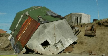 Eskimos in
                  Alaska, schiefes, untersp�hltes Haus durch den
                  Klimawandel auf der Insel Shishmaref in Alaska