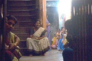 Bordell-Gef�ngnis in Mumbai mit einer
              Bordell-Chefin (mama-san) und den Sklavinnen im
              Hintergrund