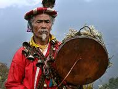 Nepal, ein Stammes�ltester (Schamane) der
                      Tamang mit Trommel
