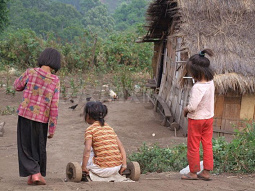 Kinder in einem Dorf der Lisu in Thailand
                        an der thail�ndisch-burmesischen Grenze, Spiel
                        am Hang