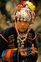 Thailand, ein M�dchen der
                                    Akha mit einem Fadenspiel