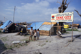 Fl�chtlingslager nach dem Ausbruch des
                      Pinatubo 1991