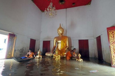 Ein �berschwemmter
                        Buddha-Tempel in Ost-Thailand, 3. Oktober 2013