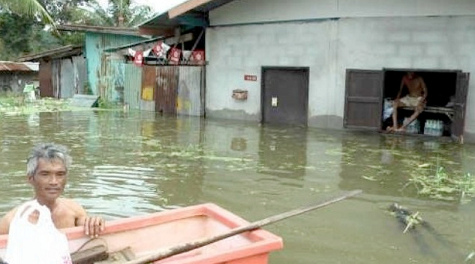 Chachoengsao �stlich von Bangkok ist
                        meterhoch �berschwemmt, ein Mann ist ertrunken,
                        14. Oktober 2013