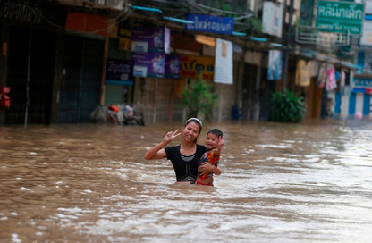 Floods in the town
of Kabinburi in Prachinburi province, mother
and child, September 28, 2013 Floods in the town of Kabinburi in
Prachinburi province, mother and child,
September 28, 2013