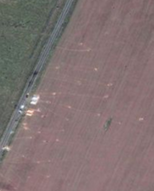 Lucht foto van
              de open haard van Grabovo en van een neighbored korenveld
              met paden voor het aanbrengen van voorwerpen