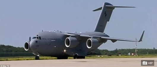 Herkules
                      transport vliegtuig, naar verluidt met Nederlandse
                      dode lichamen van vlucht MH17 van 17 juli 2014