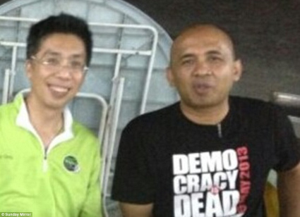 Peter Chong (links) und der Pilot
                              Zaharie Ahmad Shah (rechts) mit einem
                              "Demokratie ist tot"-T-Shirt.
                              Die Polizei untersucht nun, ob die
                              Flugzeugentf�hrung ein
                              Anti-Regierungsprotest sein k�nnte