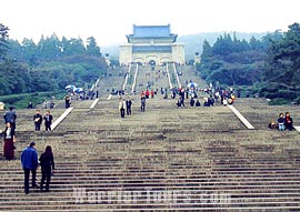 Sun Yat-Sen-Mausoleum auf dem Berg Zijin,
                          Nanking / Nanjing