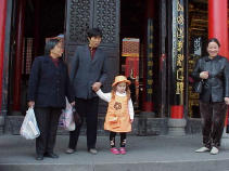 Wuhan: Familie vor dem
                                Guiyuan-Tempel