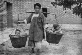 China 1917: Mutter mit zwei Kindern in Krben
