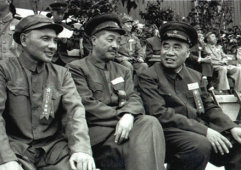 Deng, He Long
und Zhu De an einem Sportsfest zum
25.Jahrestag der Volksbefreiungsarmee Deng, He Long und Zhu De an einem
Sportsfest zum 25.Jahrestag der
Volksbefreiungsarmee