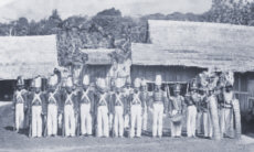Die Palastgarde des Sultans von Ternate
                        1875 ; Indonesien Indonesia ; Molukken Moluccas