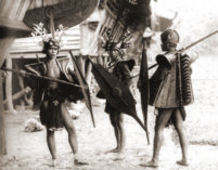 Traditionelle Krieger
                      auf Nias, 1900.