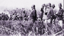 Generalgouverneur Van Heutsz �berwacht
                        Truppen auf einem Feld in Aceh, Indonesien
                        Indonesia ; Kolonialismus colonialismo
                        colonialism colonialisme Holland Niederlande
                        Netherlands Neederlands Pays Bas