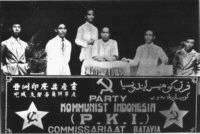 Batavia (Indonesien):
                        Kommunistisches Podium mit Vertretern der
                        kommunistischen Partei Indonesien (PKI) in
                        Batavia 1925 gegen den holl�ndischen
                        Kolonialismus; Holland, Niederl�ndisch-Indien
                        (Indonesien)