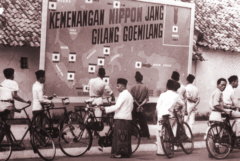 Indonesien: Japanische Reklame �ber die Siege
                  Japans, darunter Pearl Harbor, w�hrend der japanischen
                  Besatzungszeit, Jakarta 1942