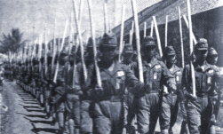 Indonesien:
                    Heiho-Soldaten in der japanischen Besatzungszeit,
                    Jakarta 1943