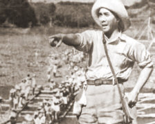 Sukarno posiert vor einer Gruppe
                      Romusha-[Zwangs-]Arbeiter.