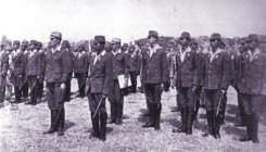 Offiziere der PETA [�rtliche Truppe
                    f�r Java], versammelt zum Appell, 1943.
